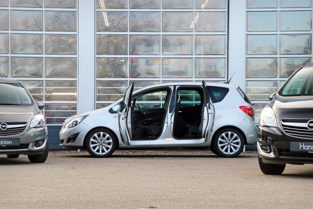 Opel Meriva lichtgrijs deuren tegensgesteld openen